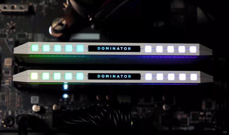 Photo de deux barrettes de RAM DDR4 Corsair Dominator RGB