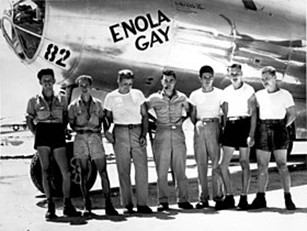 Photo de l'équipage de l'Enola Gay pendant la Seconde Guerre mondiale, avec le pilote Paul Tibbets au milieu